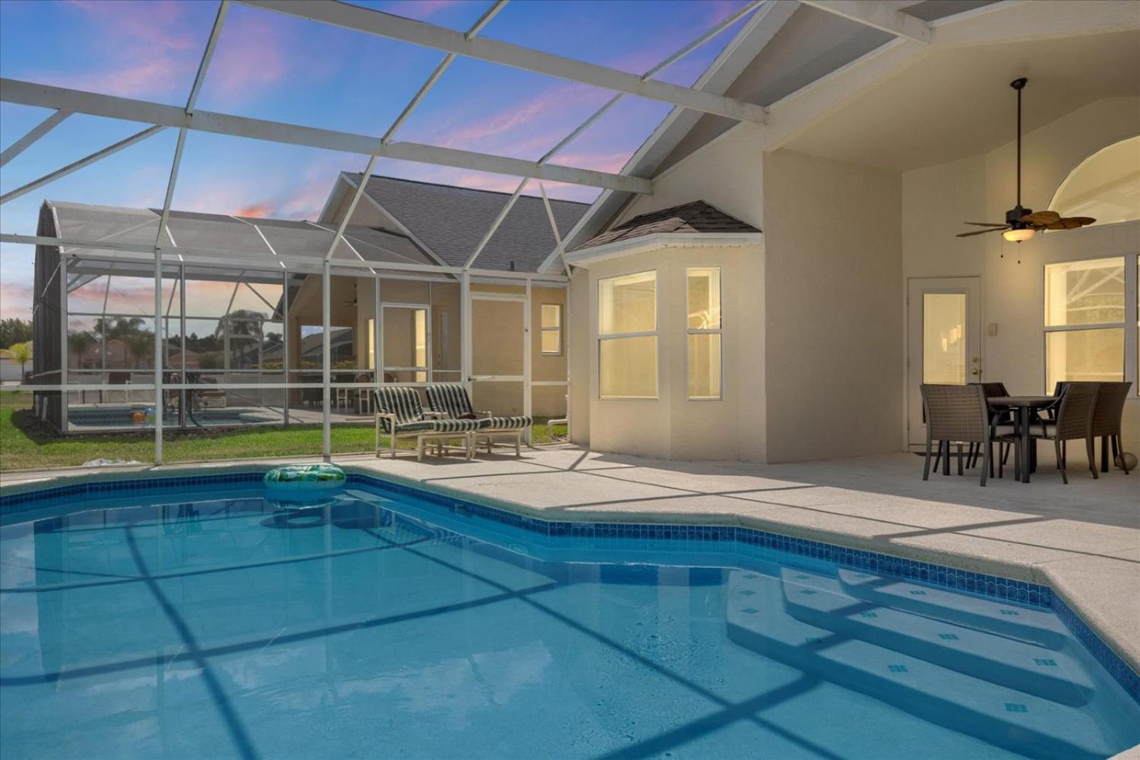 Amazing 4 Bedrooms 3 Bath With Private Pool, Near And Universal! Villa *