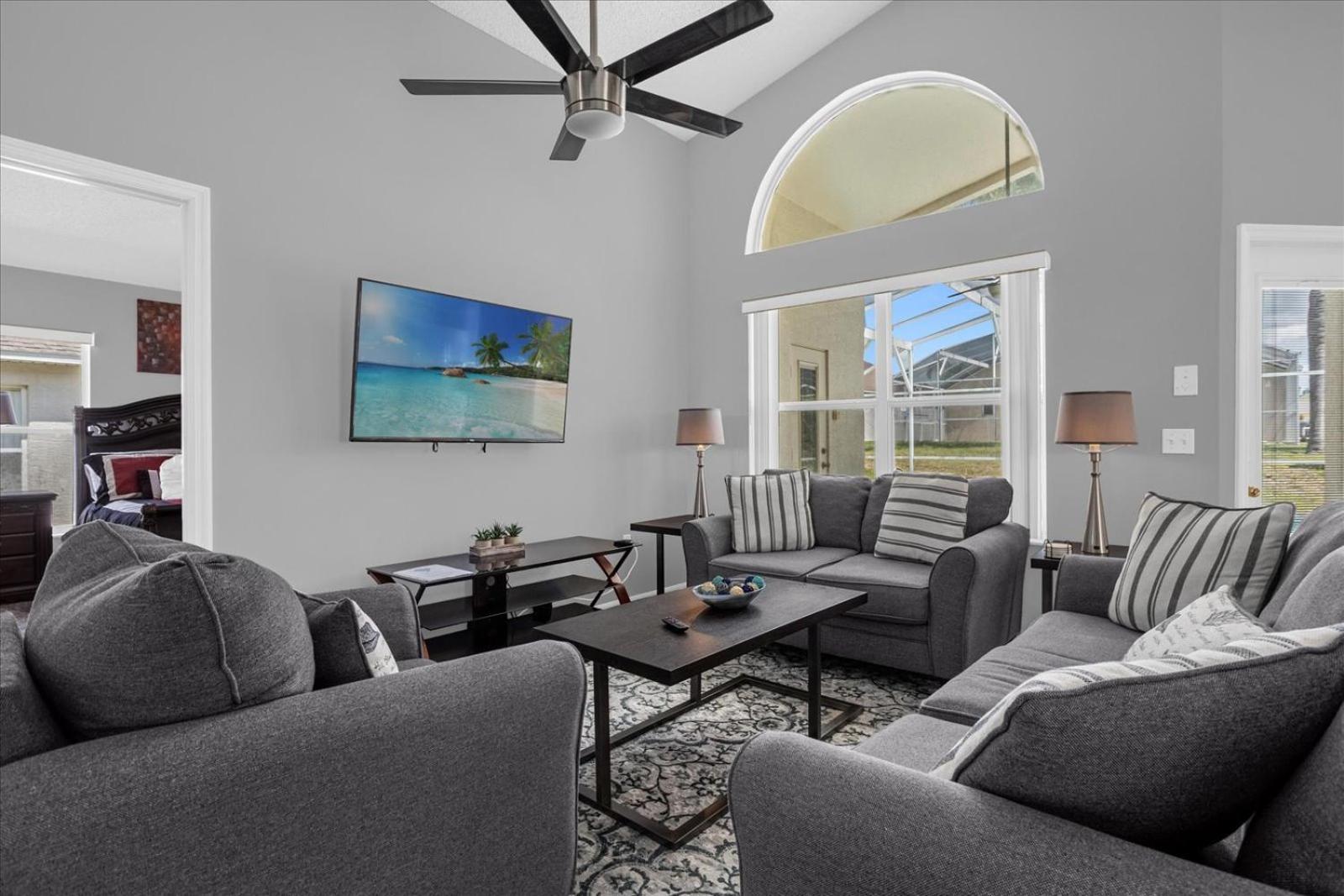 Amazing 4 Bedrooms 3 Bath With Private Pool, Near And Universal! Villa *